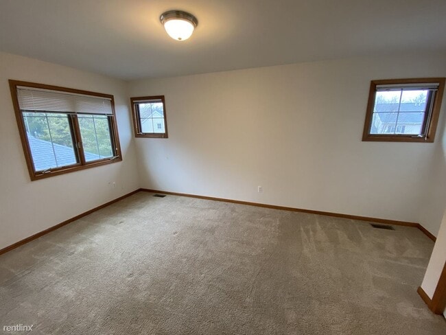 Building Photo - 3 br, 2.5 bath Townhome - 2112 Liberty Hts