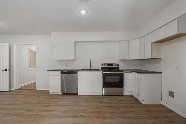 Building Photo - 5 Bedroom and 3 Bathroom home available to...