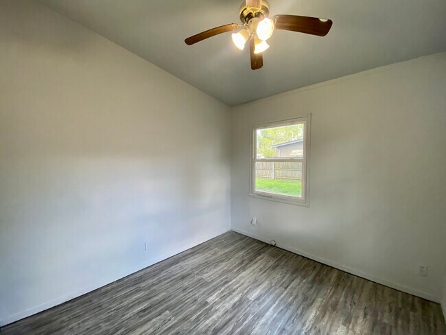 Building Photo - 619 Plum St