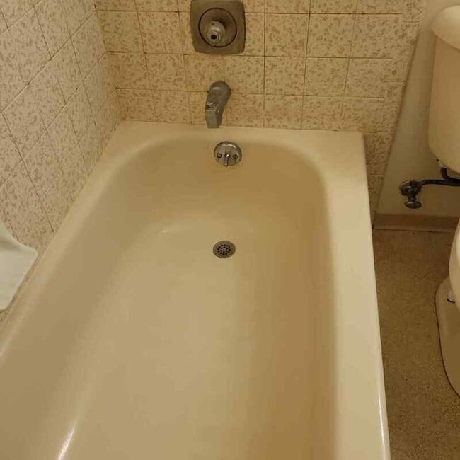 Building Photo - 400 NW Elm St