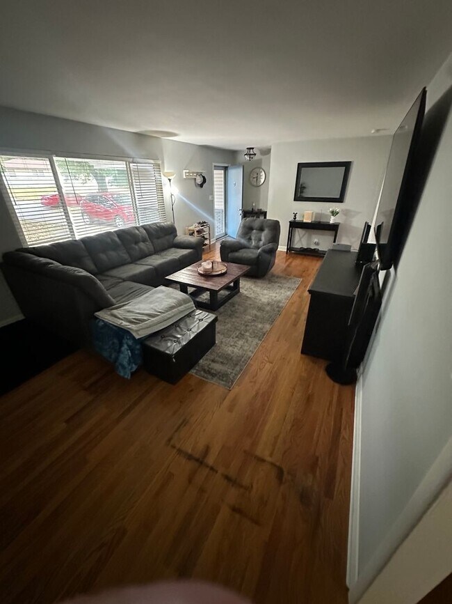 Building Photo - Brentwood - 3 bedroom, 1.5 bathroom, 1 car...