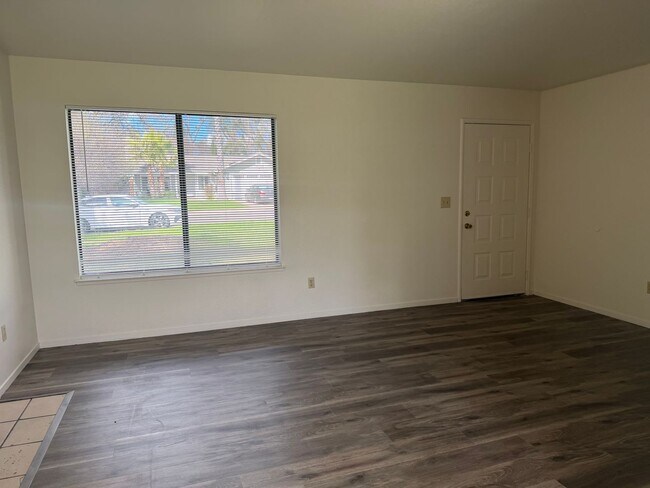 Building Photo - Remodeled 3 bedroom 2 bath house in Citrus Heights HUGE YARD