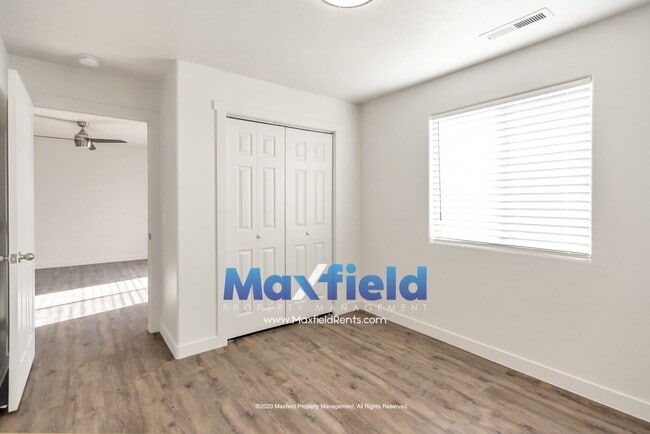 Building Photo - Pet Friendly Main Floor 3BD 2BA 2GA Unit Near Costco and High School