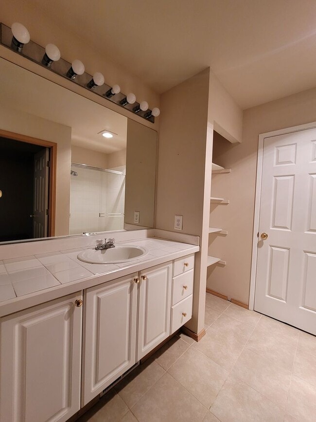 Building Photo - 2 Bedroom Townhome in Desirable Summerwind!