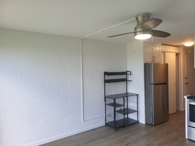 Building Photo - Beachfront Condo in Makaha Surfside