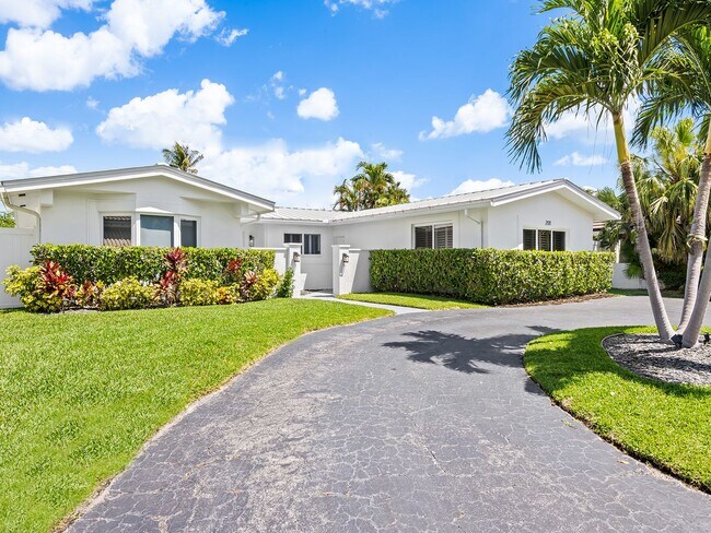 Building Photo - Coastal Elegance Awaits! Stunning 5-Bedroom Home in Prime Fort Lauderdale Location