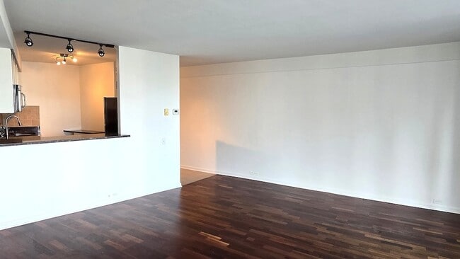 Building Photo - 300 N State St