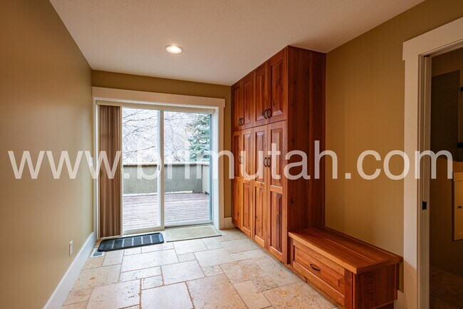 Building Photo - 105 Young Oak Rd