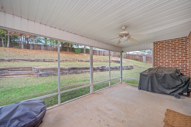 Building Photo - 4 Bedroom 2 bathroom