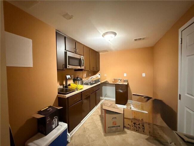 Building Photo - 1880 Manor View