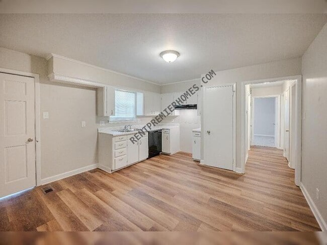 Building Photo - 6205 Chippewa Dr