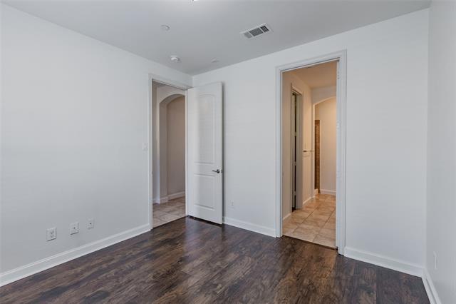 Building Photo - 602 Arbol