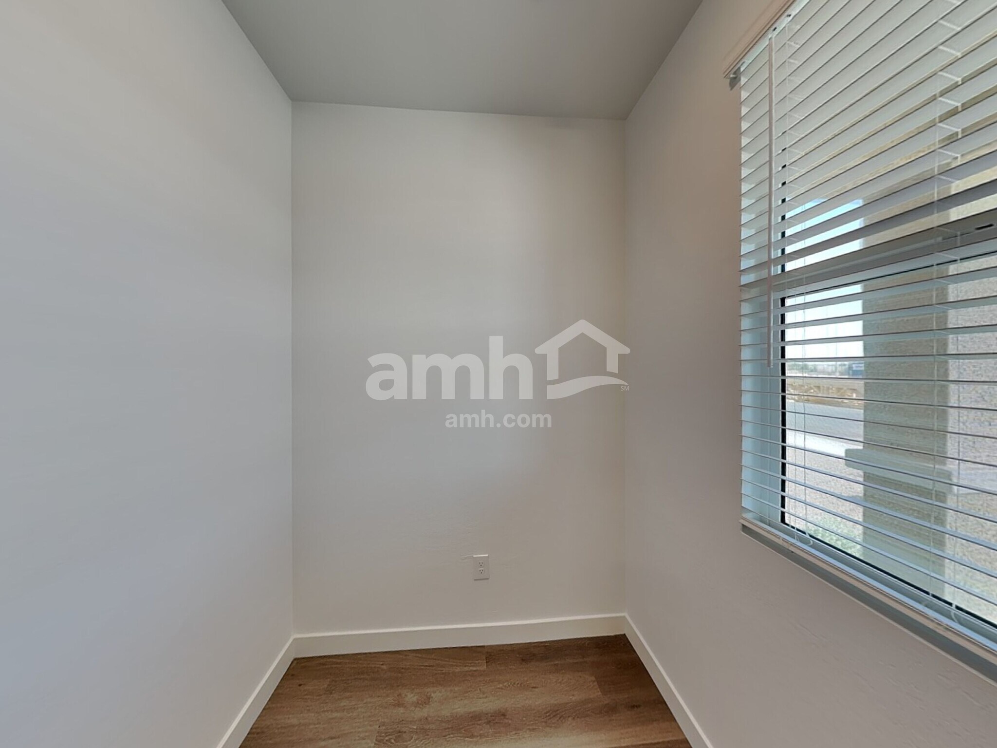 Building Photo - 9752 W Parkway Dr