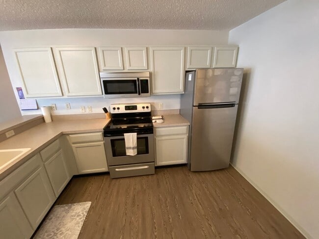 Building Photo - ANNUAL Lease – Turnkey 2+2 Patio Villa in the Desirable Village of Bonnybrook