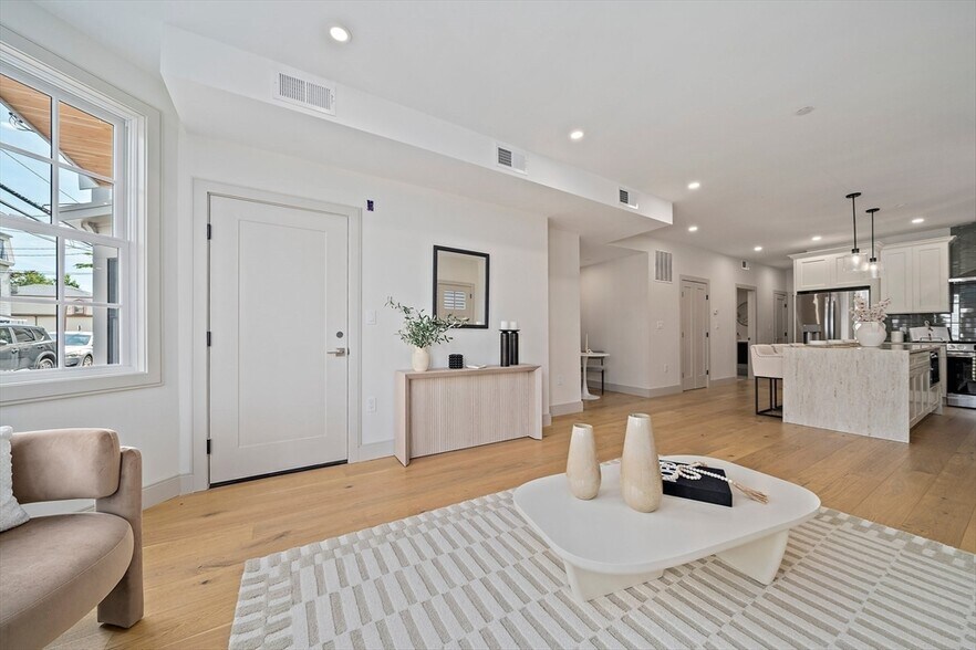 Building Photo - 5 Breed St