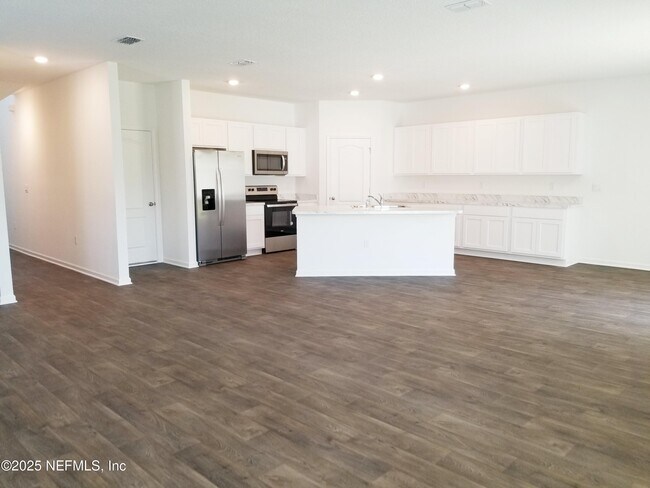 Building Photo - 30 Silver Birch St