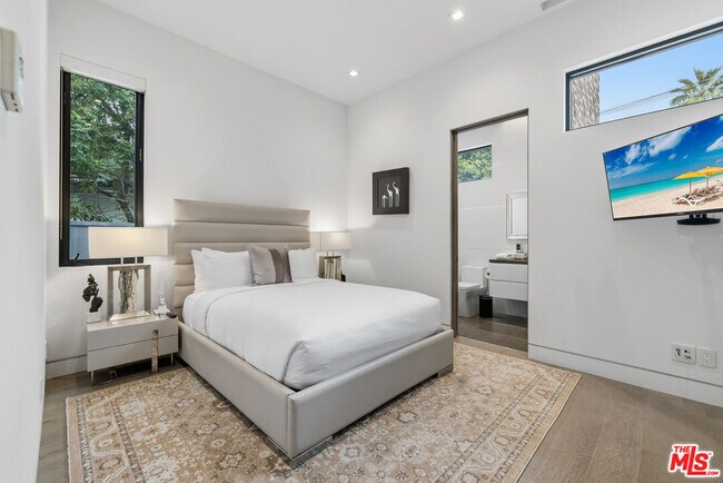 Building Photo - 5365 Vanalden Ave