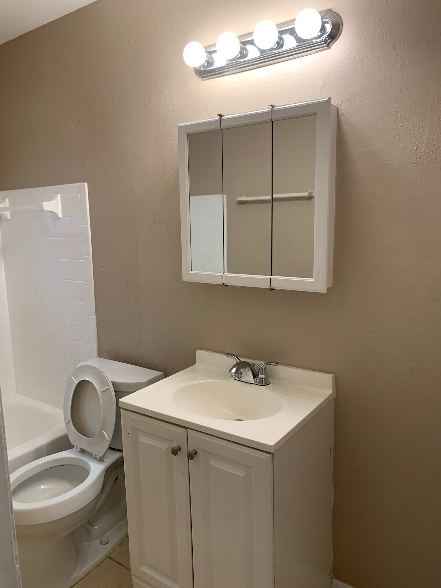 Building Photo - 10008 N Lantana Ave