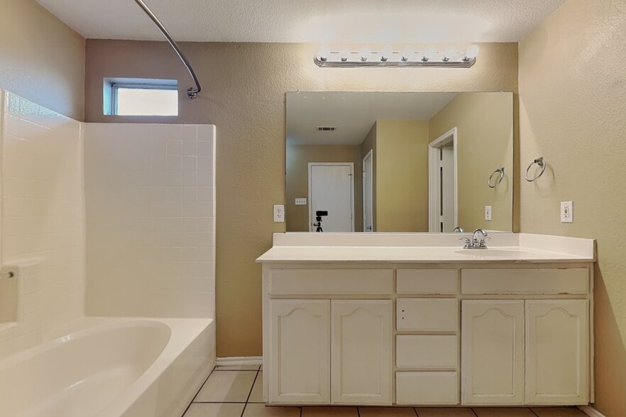Building Photo - 6001 Melanie Dr