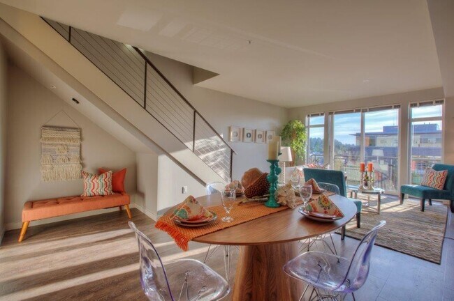 Building Photo - Roomy Townhouse in Downtown Burien, Excellent Walkable location!