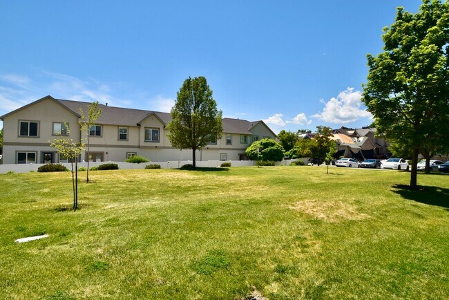 Building Photo - Great 4 Bedroom 3 Bath Home in South Jordan in Amazing HOA Community!