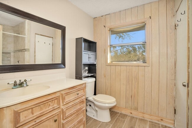 Building Photo - 601 S Cochran St