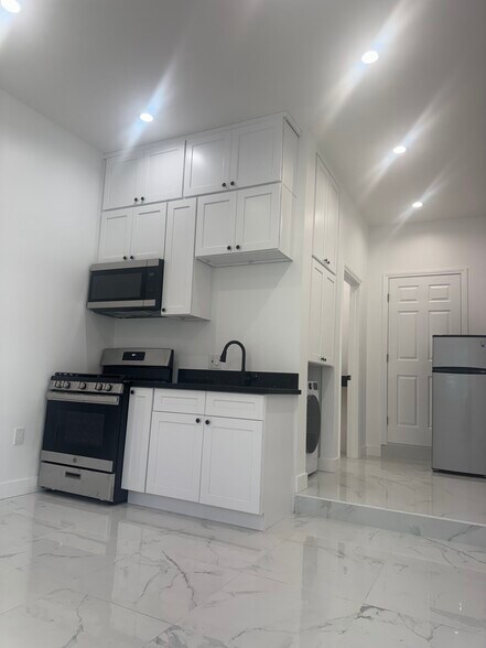 Building Photo - 4525 Dunsmore Ave