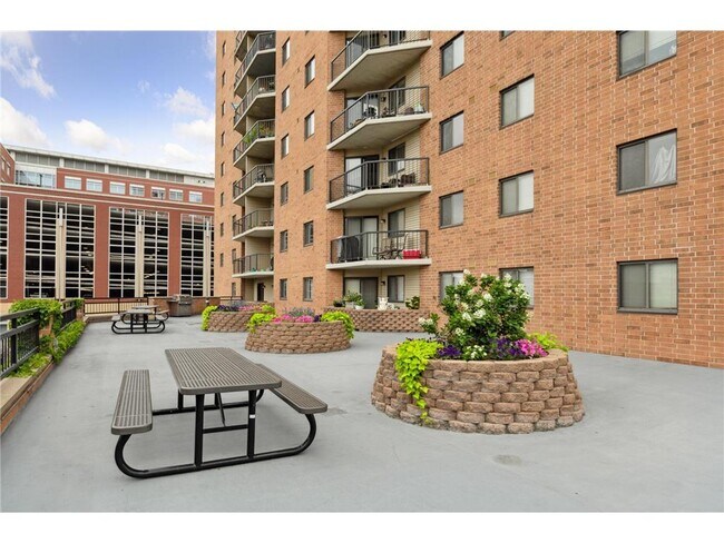 Building Photo - 78 10th St E