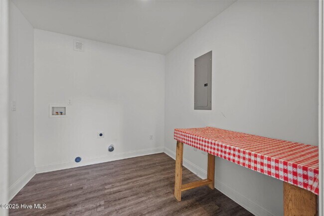 Building Photo - Nice 3 Bedroom Home -2503 Country Club Rd.