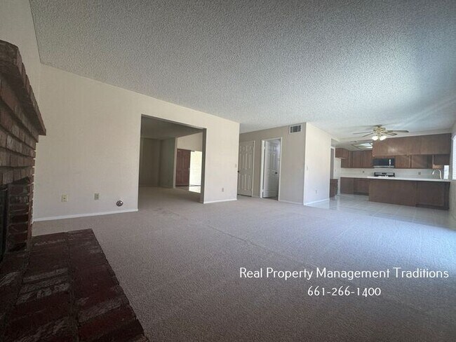 Building Photo - 4 + 3 Pool Home in West Lancaster