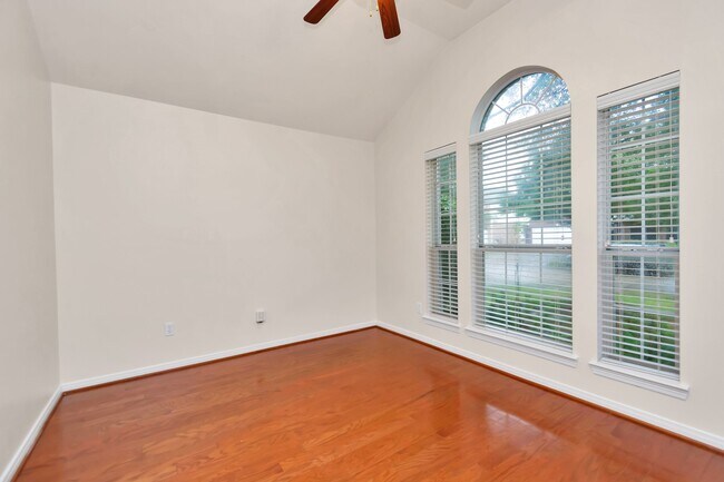 Building Photo - 16510 Bluff Springs Dr
