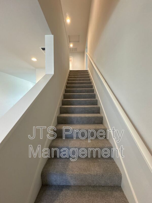 Building Photo - 38 Oak Manor Way