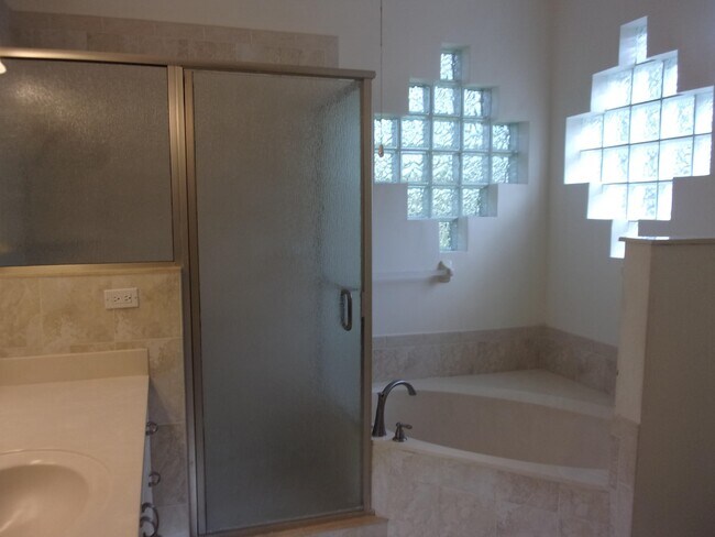 Building Photo - 512 Boxwood Pl