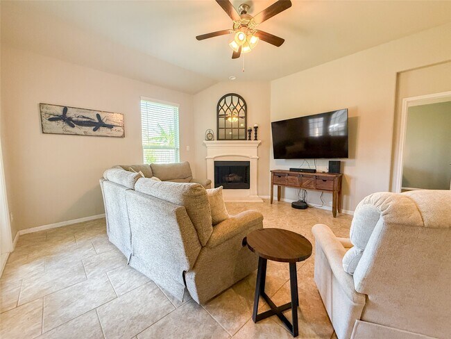 Building Photo - 2513 Kaman Ln