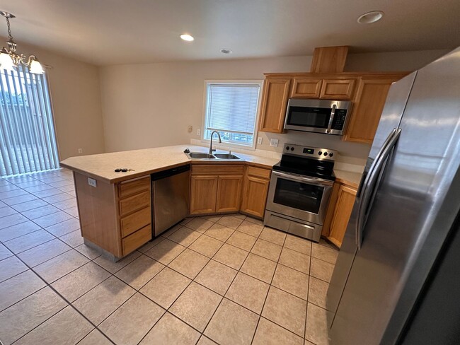 Building Photo - 3 bed, 3.5 bath townhome - Rd 68