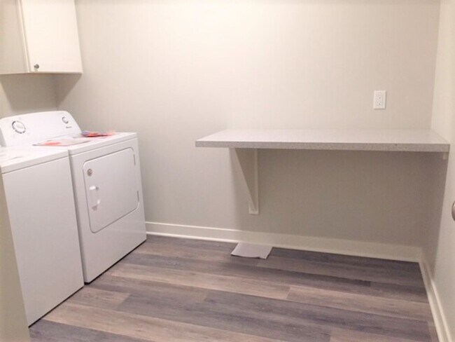 Building Photo - Spacious 2 Bed/2 Bath Condo in Prime Location
