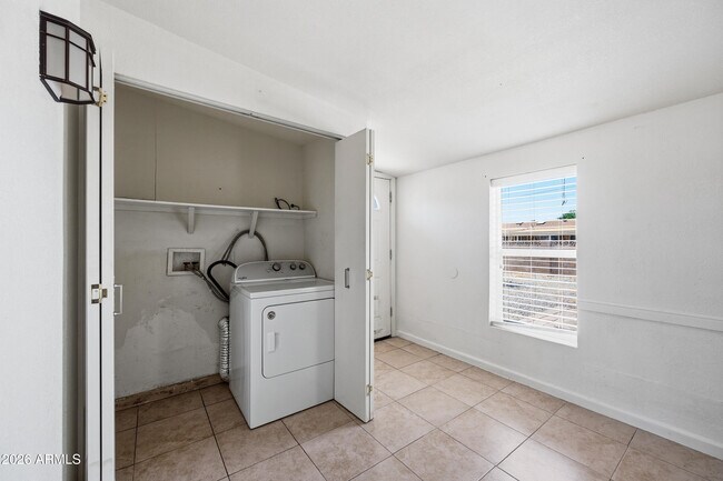Building Photo - 12422 N Cherry Hills Dr E