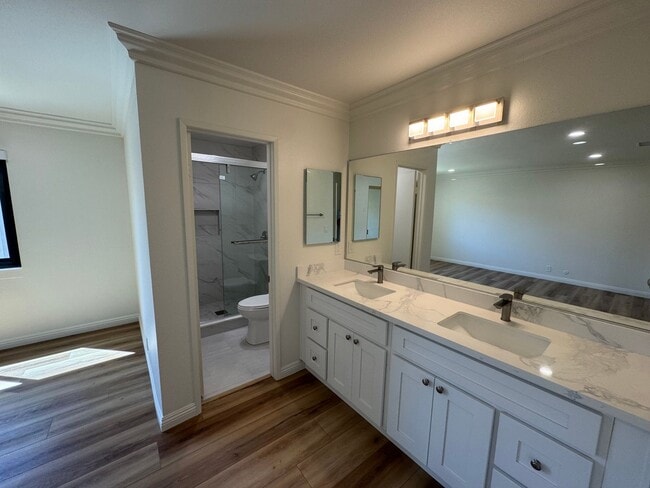 Building Photo - Beautifully Updated 2 Bed, 2 Bath Condo in...