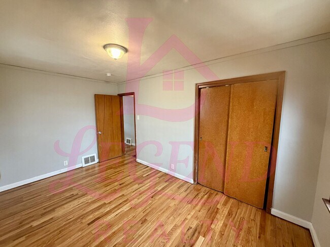 Building Photo - 2 bedroom 1 bathroom home with beautiful hardwood floors!
