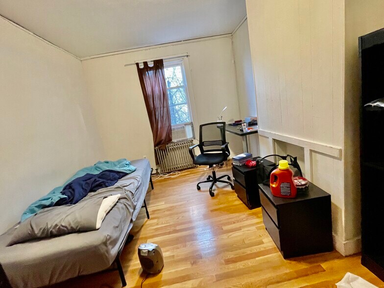 Building Photo - 688 Parker St