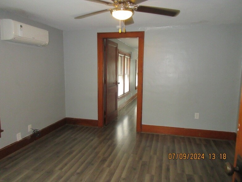 Building Photo - 919 W 8th St