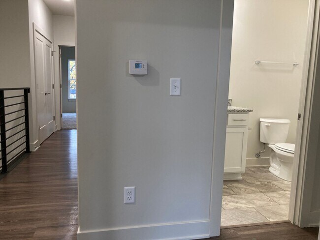 Building Photo - **LESS THAN 10 miles to Fort Knox**