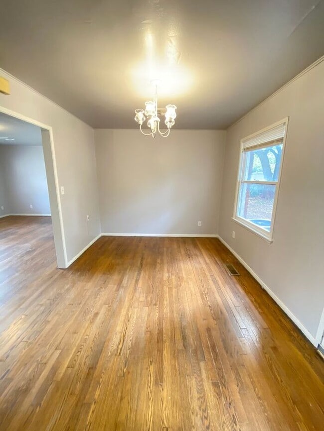 Building Photo - Cute 2 Bed 1 Bath in The Village