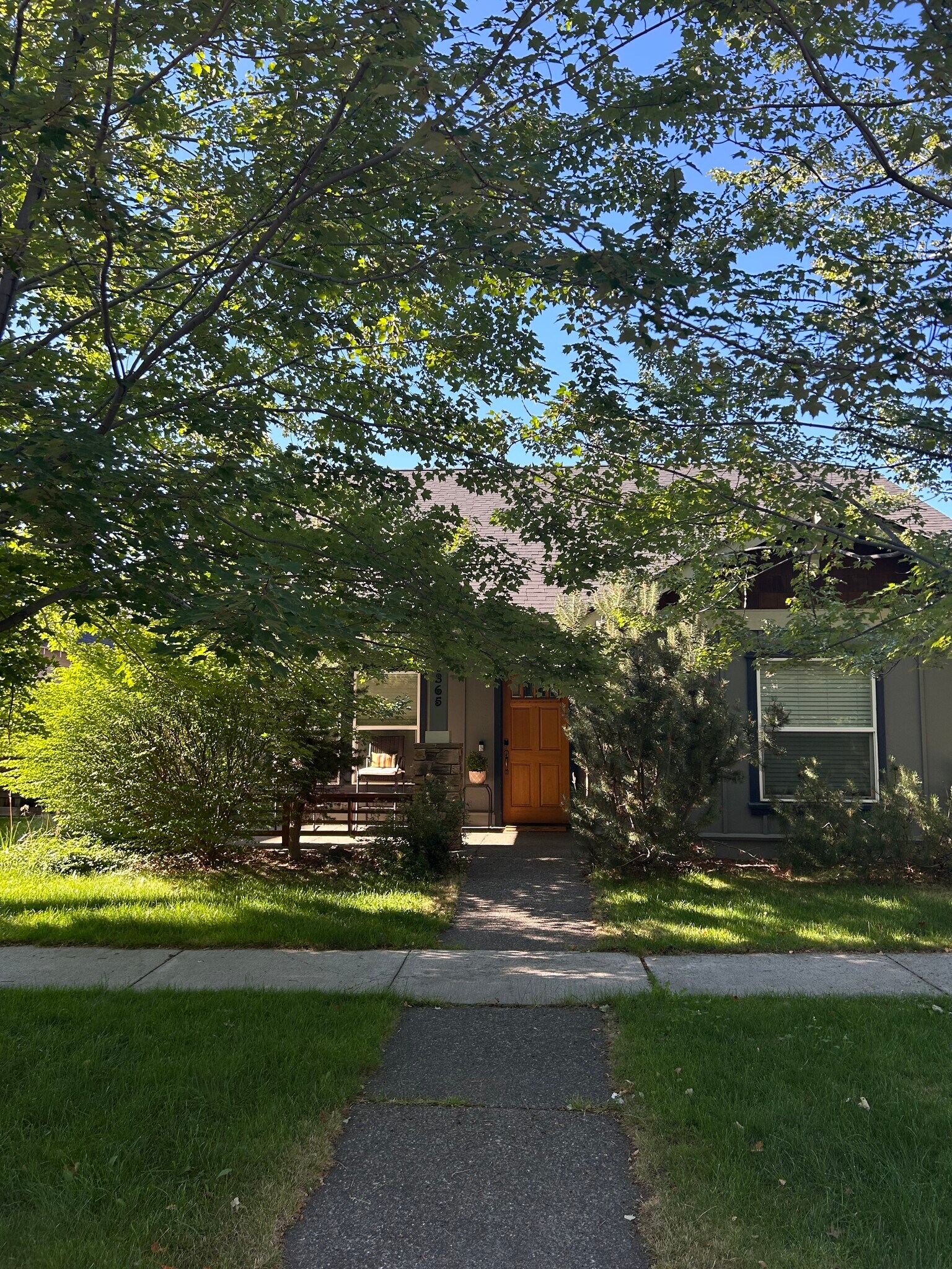 Building Photo - 21365 Oakview Dr