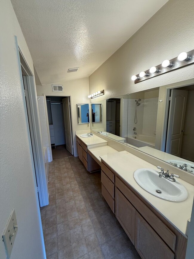 Building Photo - Beautiful 2 Bed, 2.5 Bath Two-Story Townho...
