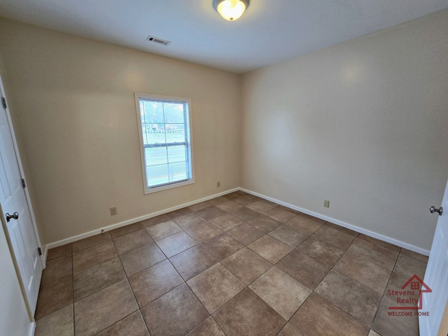 Building Photo - 1090 N Washington Ave