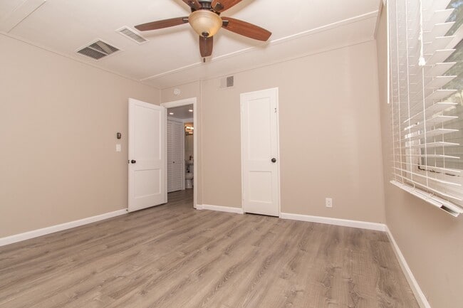 Building Photo - Updated Craftsman 2-Bed / 1-Bath W/ Private Yard/Storage/Washer/Dryer in South Park!