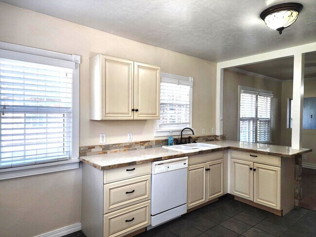 Building Photo - AMAZING 3 BED, 2 BATH Plus Study MILLERS ADDITION NW OKC