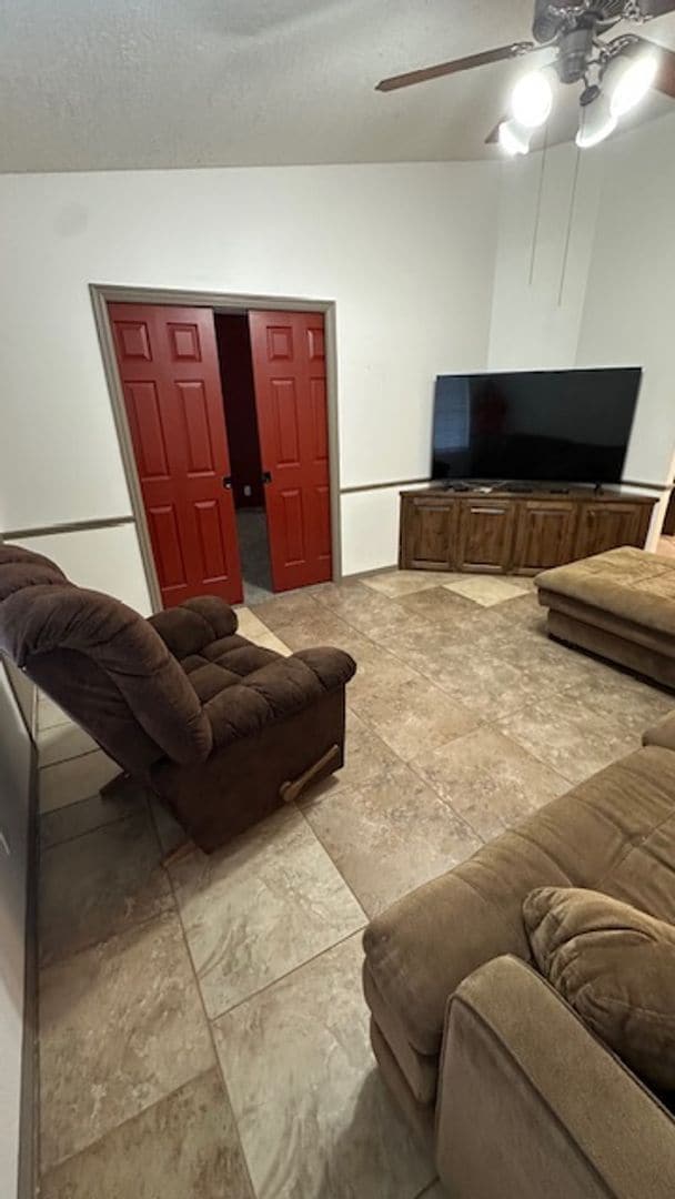 Building Photo - 3 bedroom home Community Pool - Pet Friendly!