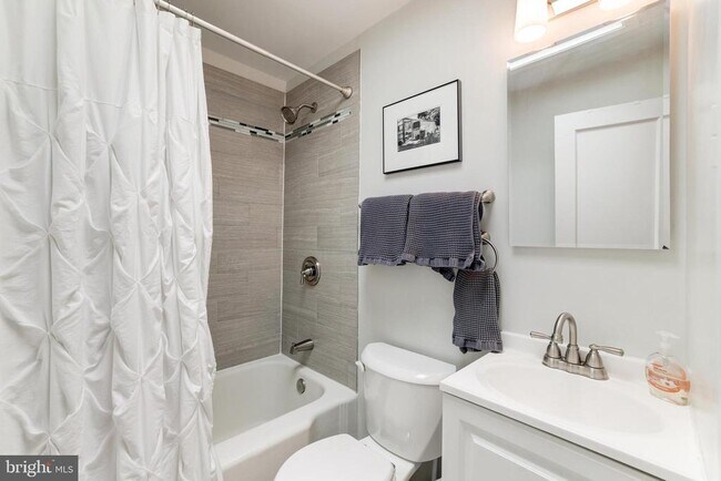 Building Photo - 241 Lynhaven Dr